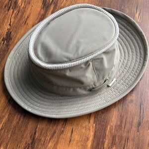Tilley Endurables LTM5 Airflo Medium Brim Hat